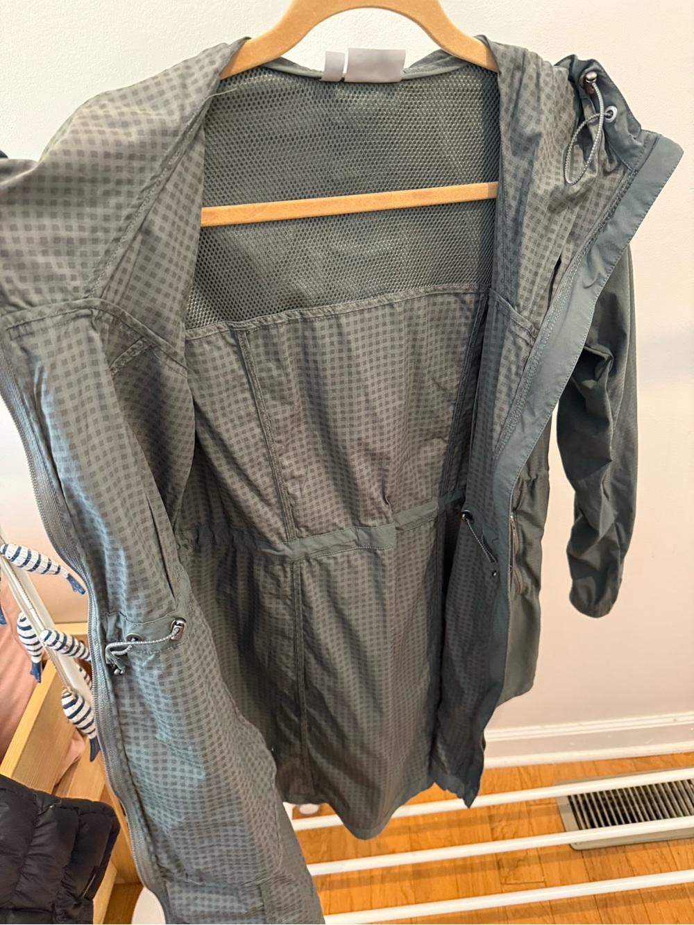 Athleta Drippity Hooded Windbreaker Jacket - Green - Size M - Picture 3 of 15